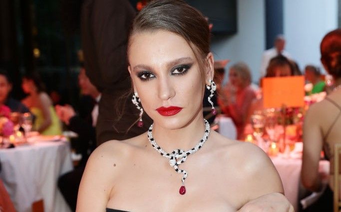 Cine este iubitul lui Serenay Sarıkaya. Protagonista din serialul „Familia” și celebrul cântăreț au fost surprinși când ieșeau împreună dintr-un apartament